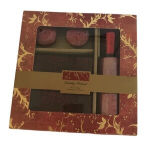 NWT Holiday Festival Candle Gift Set